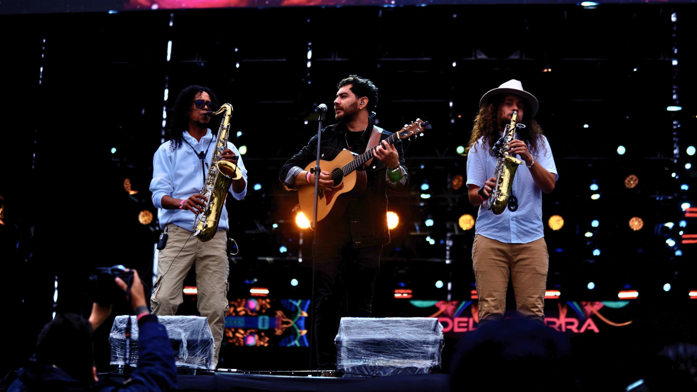 Delasierra tocando en vivo: saxofones y guitarra sobre el escenario